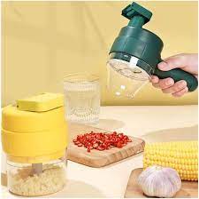 Coupe-légumes électrique 4 en 1 avec accessoires en cuisine, tranchant des ingrédients frais.